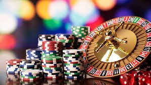 Dealer kasino langsung sedang mengurus taruhan roulette kepada pemain secara interaktif