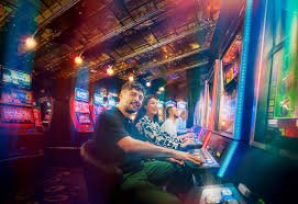 Pengguna sedang bermain slot online dengan fitur bonus dan tampilan responsif di ponsel